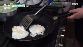 아침 식사를 하는 엄마와 첫째 딸 MBN 251220 방송