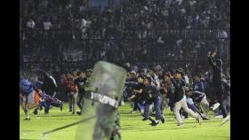 [영상] 인도네시아 축구장 관중 난입 진압하다 120명 이상 ‘압사’
