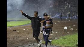 인니 축구장 사망 174명…최루탄에 출구 몰려 압사·질식사