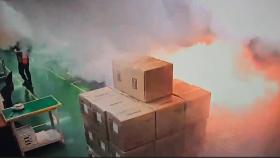 [영상] 연기 나는 배터리 옮기려…35초 사이 폭발 또 폭발
