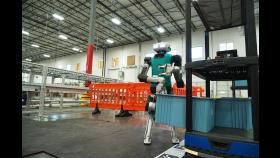 이족보행 휴머노이드 로봇 노동자 ‘첫 취업’…물류창고 상자 운반