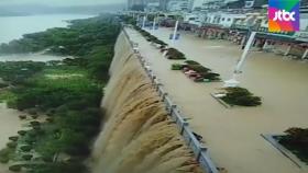 중국 남부 강타한 특대형 폭우…빗물에 '거대 폭포' 생겨