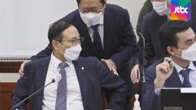 민주당 '과잉방어'…추 장관 옹호 과정서 잇따라 구설