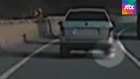 [단독] 강아지 매달고 고속도로 달린 SUV…경찰 추적 중
