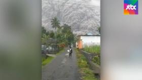 마을 삼킨 검은 구름…인니 화산 폭발로 최소 13명 숨져