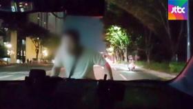 일가족 탄 차량 보닛 올라가 '유리 박살'…만취 30대 검거