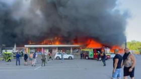 1000명 몰린 쇼핑몰 때렸다…잔혹한 러, 또 민간인 폭격