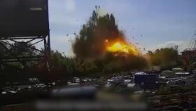 [영상] 쏜살같이 날아와 '쾅'…CCTV에 담긴 우크라 쇼핑몰 폭격 순간