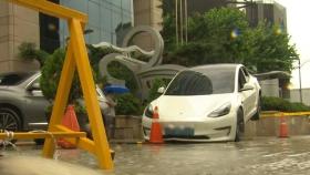 서울 강남 폭우에 방치된 차량들…급히 탈출한 흔적도
