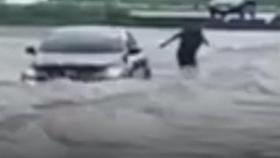 [영상] 강물에 떠내려간 차…운전자는 직전에 무사히 탈출