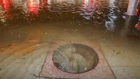 폭우에 맨홀 뚜껑 열려…휩쓸려간 남매 실종
