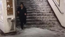 [영상] 지하철 계단 타고 '콸콸콸'…가뭄이던 프랑스 덮친 폭우