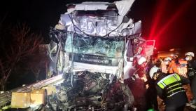 천안논산고속도로서 대형 화물차 3대 추돌…운전자 2명 부상