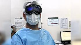 의사들 고글 끼고 메스…수술실로 간 가상현실 기계 [소셜픽]