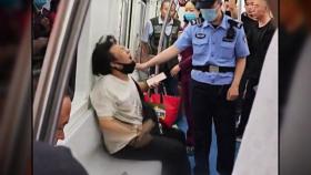 노인과 자리 놓고 다투다 '폭발'…젊은이 어깨 다독인 중국 경찰 [소셜픽]