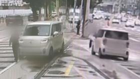 [단독] 인도 돌진한 '고령 운전자' 차량, 연달아 두 차례 사고…당시 CCTV 보니