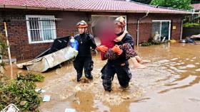 하천 범람에 10여명 고립…'시간당 146㎜' 기록적 폭우