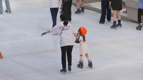 '실내 피서지' 아이스링크장 찾는 사람들…'한증막 더위' 언제까지?