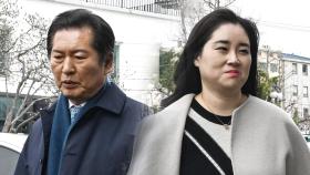 [돌비뉴스] '계몽된 자' 김계리, 미묘한 표정…정청래 두 번 지나치며 '피식'
