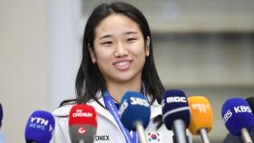 '부상투혼' 감동적인 우승에도 100점 만점이 아니다? 전영오픈 금메달 걸고 돌아온 안세영, 귀국 후 첫마디는...
