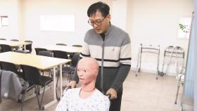 '노년 돌보는 중년'…5060 남성, 요양보호사로 '인생 2막'