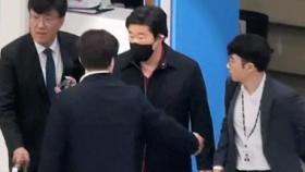 [단독] '홈플러스 사태' MBK 회장, 귀국 직후 압수수색 받아