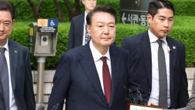 '국힘 탈당' 윤, 내란 혐의 4차 공판…별도 메시지 주목