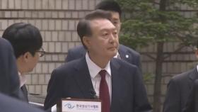 윤 전 대통령, 탈당 뒤 첫 재판 출석…잇따른 질문에 '침묵'