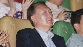 윤, '부정선거 의혹' 영화 관람…대선 앞 음모론 논란 불지피나