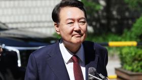 눈도 안 마주친 '검사 선후배'…'특검 첫 대면' 윤 재판, 눈에 띈 장면들
