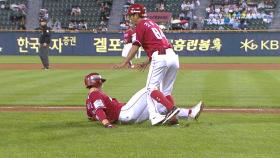 선수-코치 충돌해 아웃? 홈까지 달리다 역대급 황당 아웃, 누구 잘못?