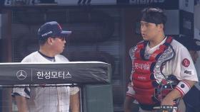 포구 실패? 곧바로 면담 타임…김태형 감독의 '얄짤없는' 야구