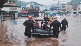 [제보영상] 쓰러지고 쏟아지고…하천 넘쳐 고립, '보트·헬기' 동원 구조