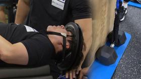 머리에 쇳덩이 매달고 '흔들흔들'…썰매 선수들의 여름 이색 훈련
