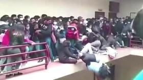 [World Now_영상] 4층 난간이 갑자기 '뚝'…17미터 아래로 추락한 학생들