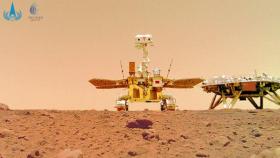 [World Now_영상] 붉은 표면에 모래언덕…中탐사선 화성 '인증샷'