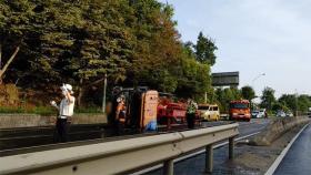 [제보M_영상] 분당-수서 고속화도로서 건설차량 쓰러져…운전자 사망