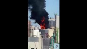 [제보M_영상] 서울 중구 도심 한 복판 건물 옥상에서 불길 치솟아