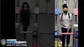 [World Now_영상] 에스컬레이터에서 발로 '빵'‥여성 폭행한 남성 공개수배