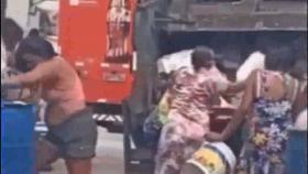 [World Now_영상] 쓰레기 트럭에 매달린 브라질 사람들‥
