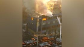 [영상M] 시뻘건 불길에 옥상까지 솟아오른 연기‥자양동 아찔한 화재 구조 현장