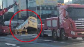 [영상M] '땅꺼짐' 도로에 통근버스 빠져 7명 부상