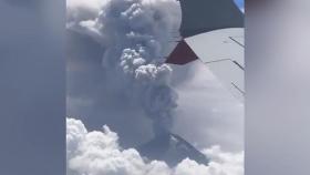 [와글와글] 여객기 창밖 대량의 화산재 내뿜는 모습 포착