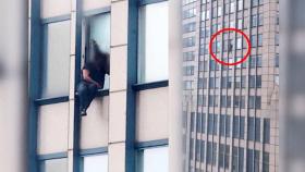 [이 시각 세계] 미국 뉴욕 31층 창가에 앉은 남성