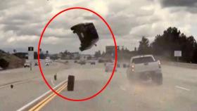 [이 시각 세계] 하늘로 3미터 '붕' 미국 고속도로서 차량 사고