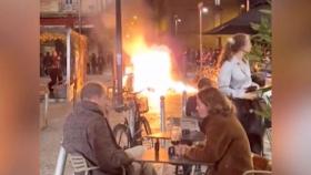 [와글와글] 옆에서 불길 치솟는데 '태연한' 프랑스 시민들
