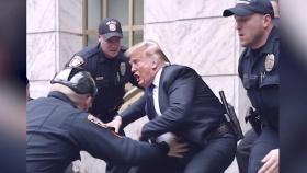 [와글와글] '경찰 피해 도망가는 트럼프'‥