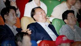 윤석열의 '화려한 외출'‥부정선거 영화 관람하며 박수