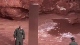 [오늘의 세계] 사막 한복판 금속기둥, '외계인 소행?'