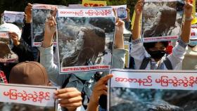 미얀마 경찰, 시위대에 또 실탄 발사…최소 3명 중상